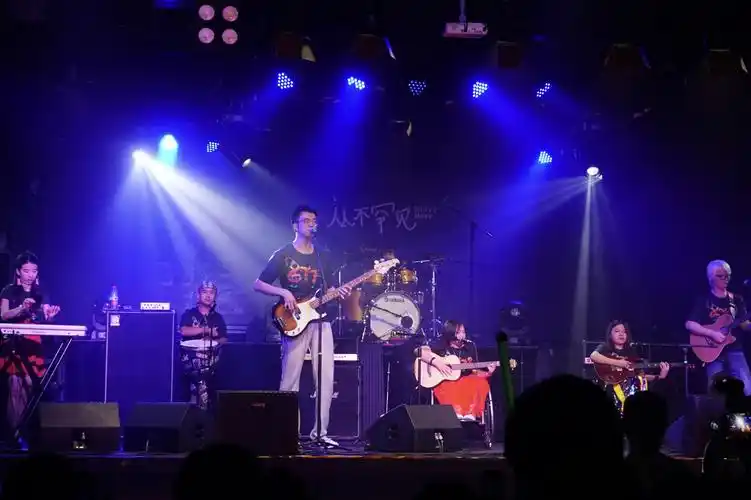 新华社发(崔博文摄)↑8月14日,8772乐队在演唱会上表演.