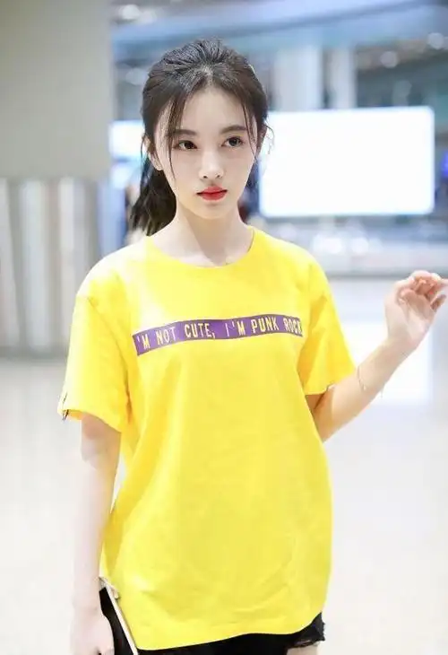 借鉴女明星的t恤造型