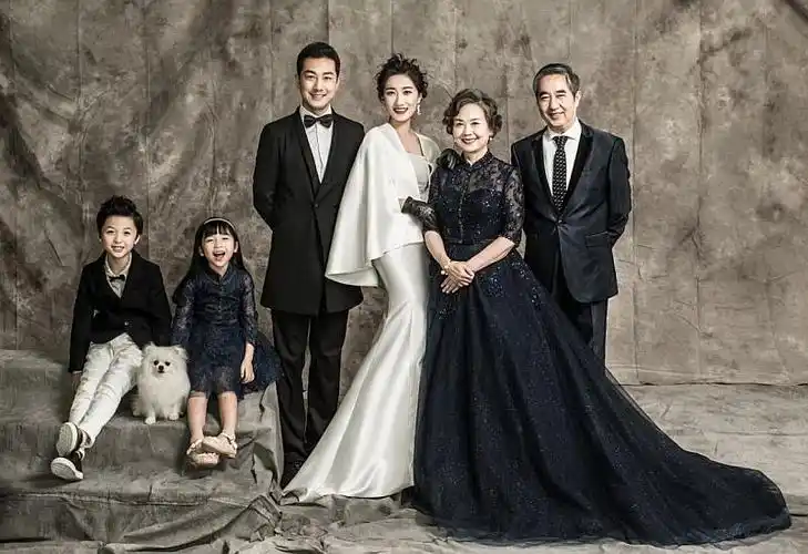 点击右下角报名预约拍摄全家福,个人写真