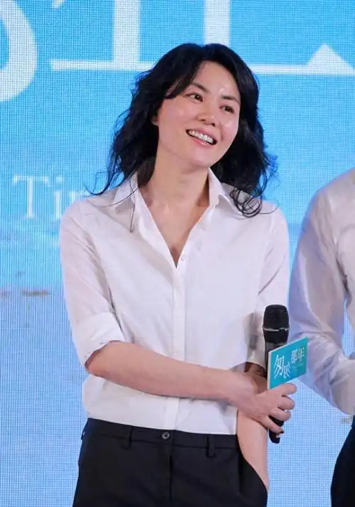 54岁王菲挺大肚赴京为男友庆生,谢霆锋回应:我没有新孩子