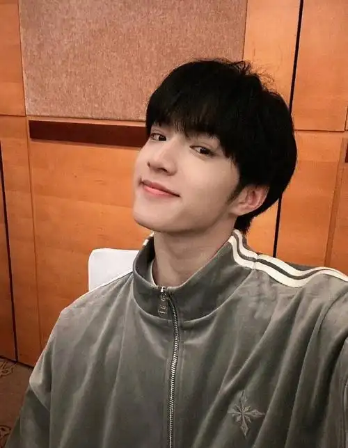 刘耀文晒jqk一家三口合照,并撒娇说爸爸妈妈下次比7015告诉自己一