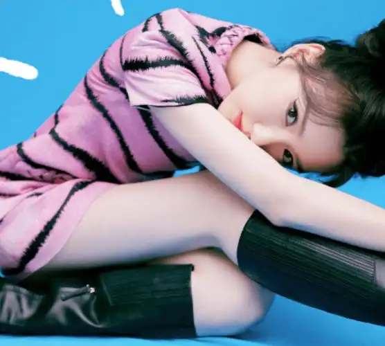 原创33岁毛晓彤扮小老虎粉色超短裙配丸子头娇俏可爱大秀筷子腿