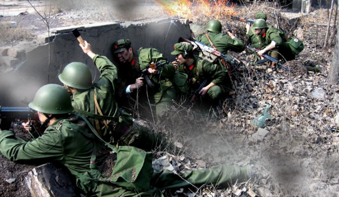 法卡山战役:50天打退敌军数十次反扑,幸存者战后相拥而泣