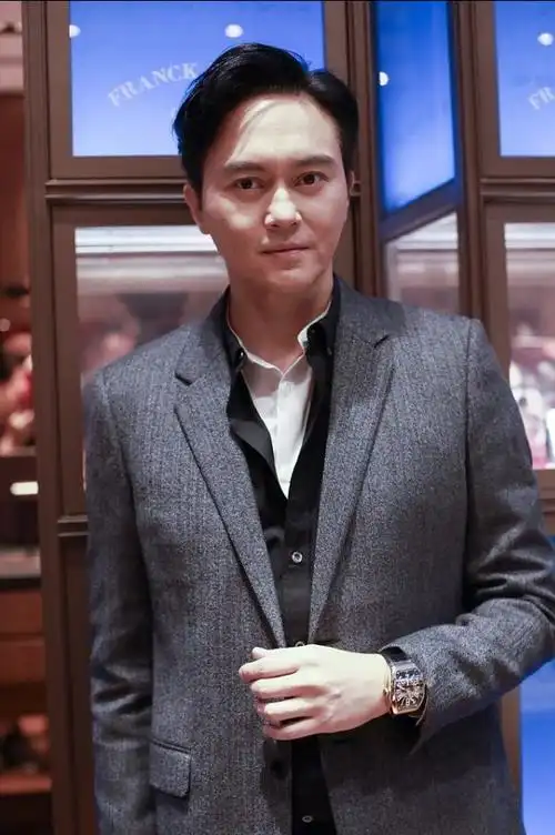 张智霖穿西装好迷人,虽然年纪大了,但是看起来更有男人味