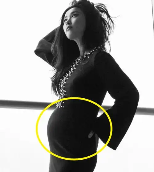 朱珠结婚半个月首次营业,穿高跟走红毯,紧身礼服遮不住孕肚