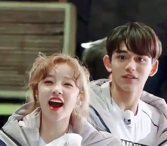 网友开扒细节糖,黄旭熙塌房预告过这对情侣?_宋雨琦_王嘉尔_活动