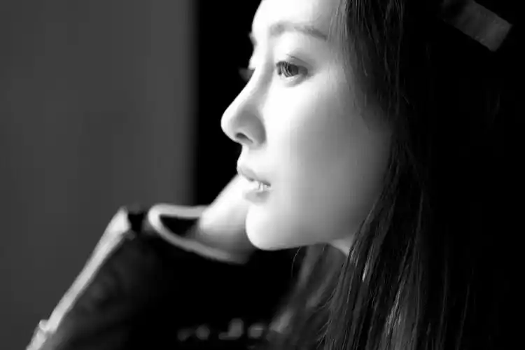 简介:李纯黑色系质感写真高清图片,分享一组李纯图片给大家,图中的