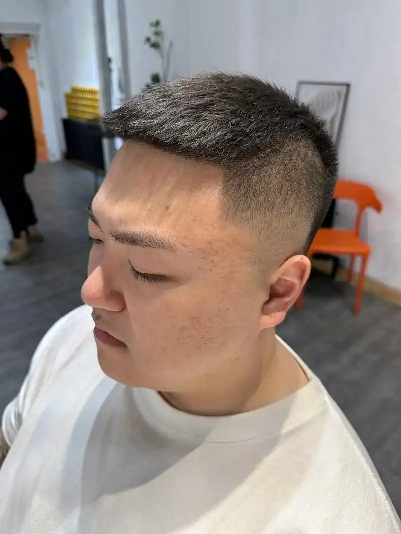 男生夏季短发推荐"前倾寸头 "免打理发型       9695  夏季清爽