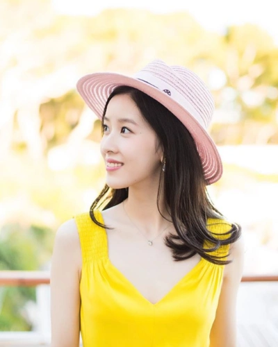 奶茶妹妹晒全家福最抢镜的却是这条印花裙