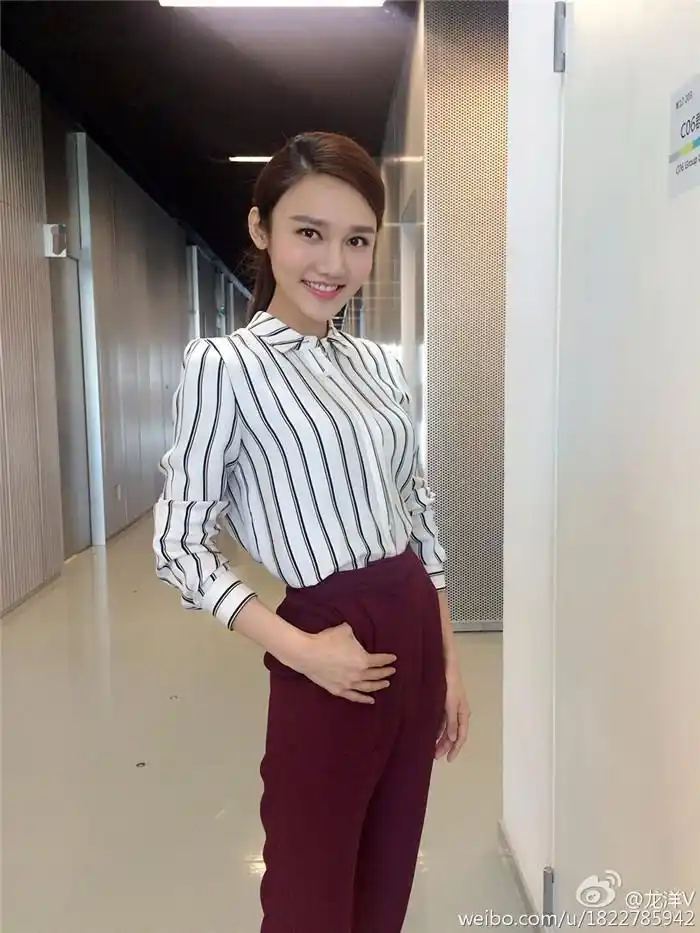 龙洋,央视财经频道美女主持人,才华与颜值担当,穿搭靓丽迷人!