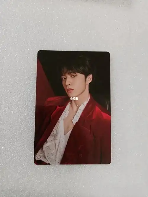 收好价收刘耀文的红衣小卡市场价左右收