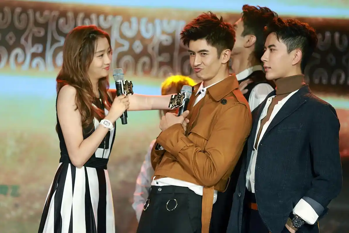 关晓彤和张云龙合作过吗?这个剧组看起来好欢乐呀[嘻嘻]!