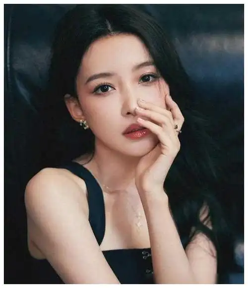 孙怡韩素希李金铭飒爽三人惊艳如流星