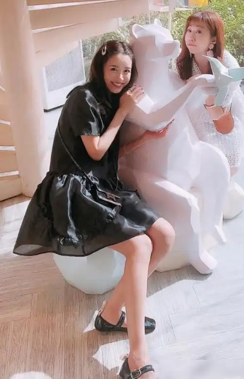 陈赫老婆也太绝了36岁穿萝莉裙都能秀a字腿不服不行