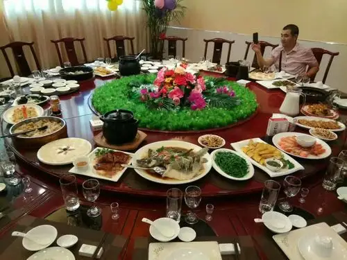 小考拉周岁生日宴,家人聚餐合影制作的美篇.