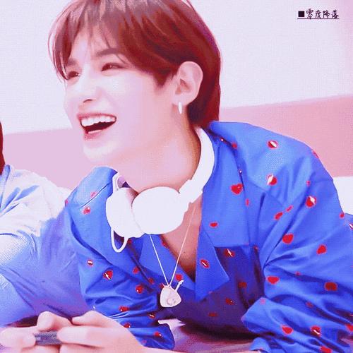 黄明昊 染的粉色这么看还挺红的