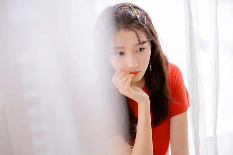 关晓彤穿超短裙大秀美腿 红衣彩色发夹少女感爆棚