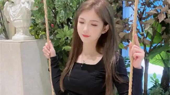 不求人带女友出席星盛典,汤圆非要挑战5cm短裙,这奶棒腿看酸了