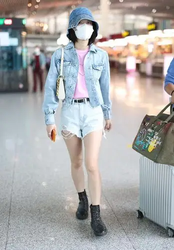 > 张雪迎牛仔外套热裤美腿修长时尚机场照图片(2/4)