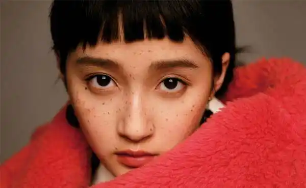 原创关晓彤杂志时尚封面曝光首次尝试雀斑妆搭配鼠啃刘海