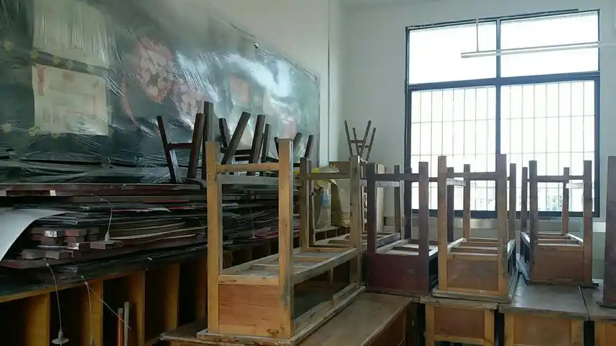 脏乱的教室,破败的景象