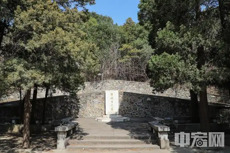 梅兰芳墓地位于北京植物园旁的万花山,墓碑由汉白玉建造而成,上面只有