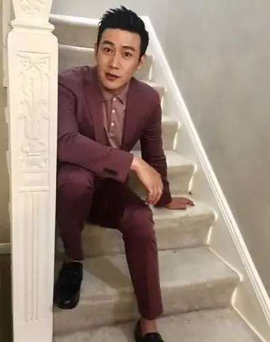 陆毅也难逃中年发福!44岁穿白t配长裤清爽,身材油腻胖到没脖子