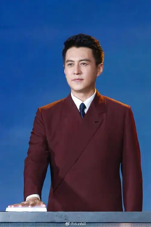 men in dunhill##dunhill#演员@靳东身着 dunhill 经典款酒红色西装
