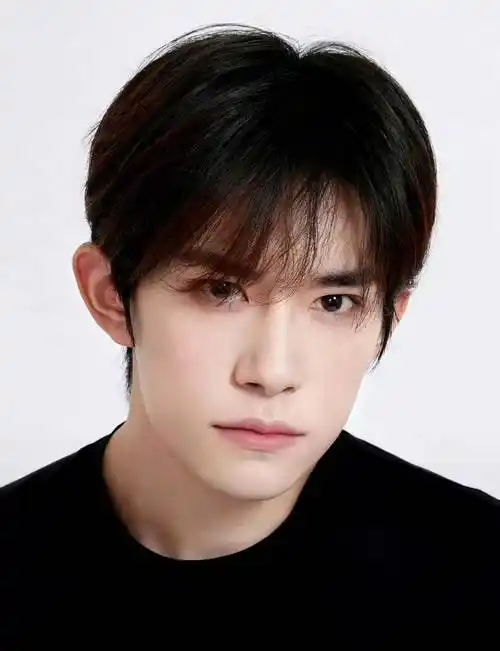 易烊千玺:颜值与实力并存,从小帅哥到大帅哥的蜕变之路