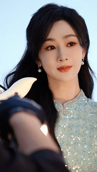 脱发就这样紫#杨紫新造型大片,青绿色连衣裙搭配长发及腰中式半挽发型