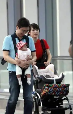 李念一家李念李念老公李念老公抱孩子在出口处,有一对老夫妇接过了