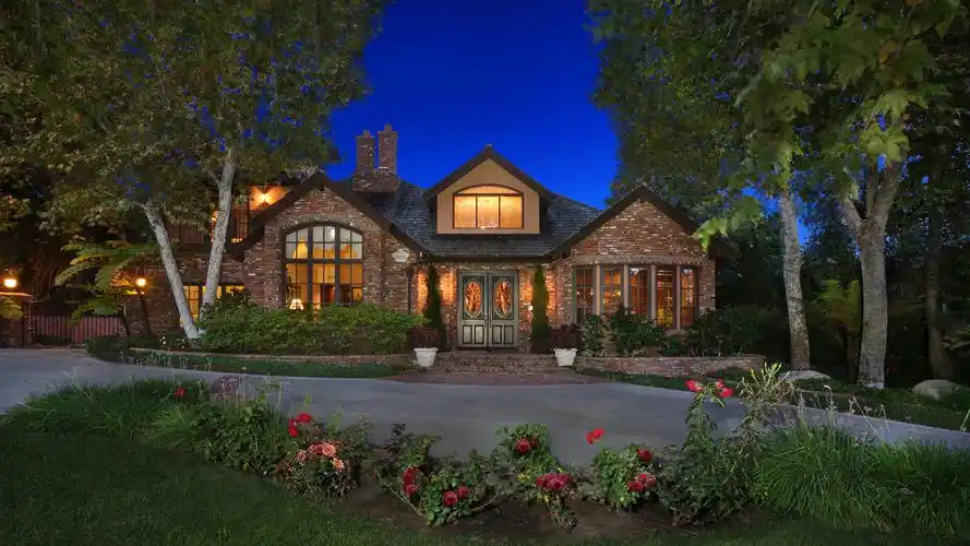 晚上草坪树木房子花坛风景壁纸