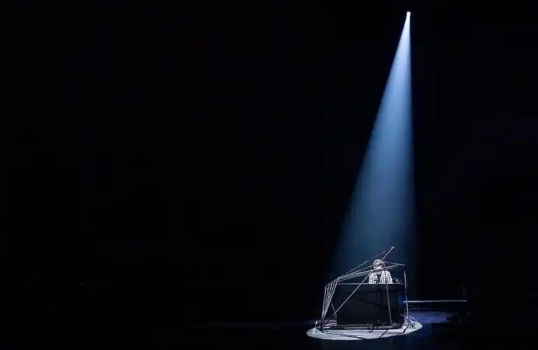 1抖音里很火的黑色一束光,高清图片,壁纸-桌面城市