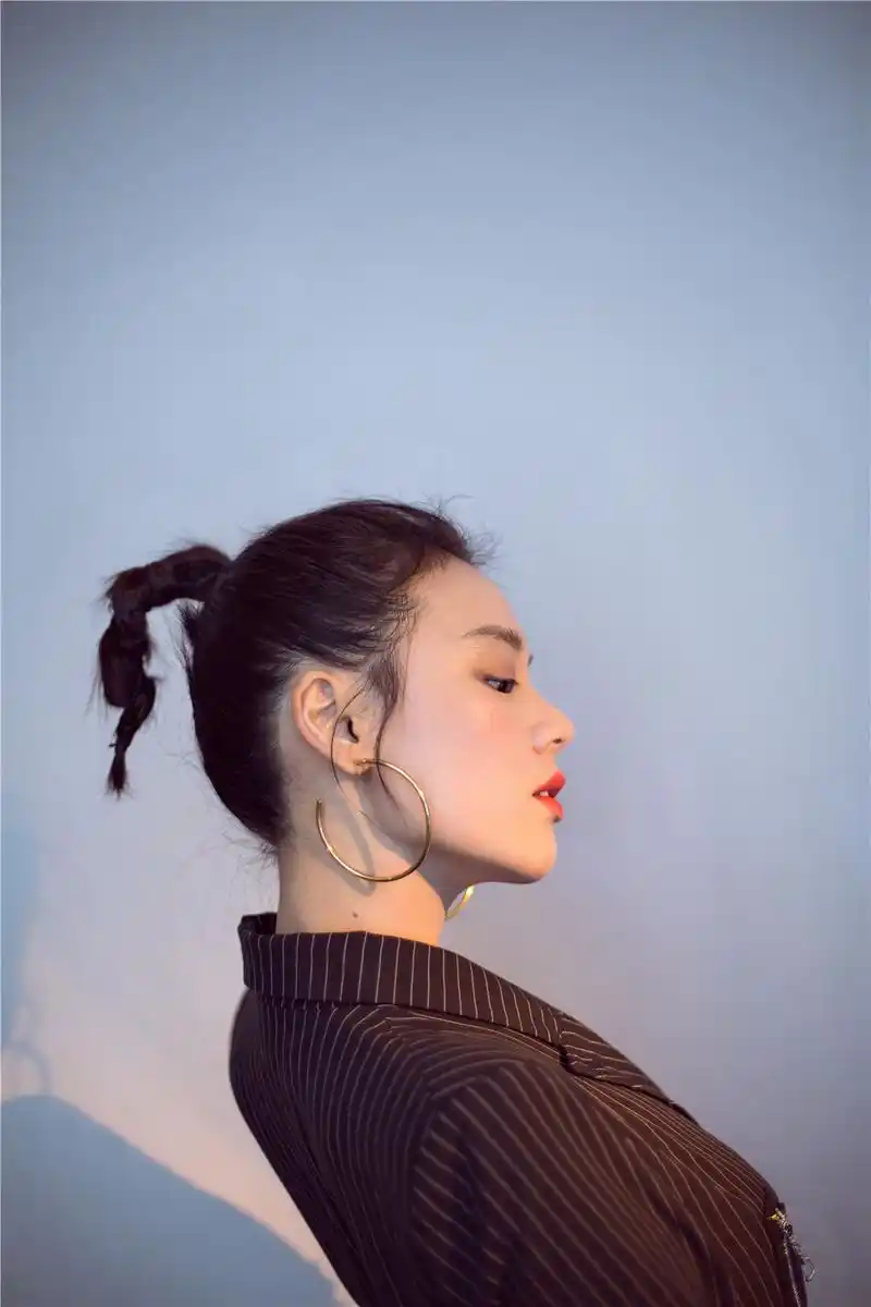 组图马思纯葫芦辫酷帅有型超短裙美腿又白又长