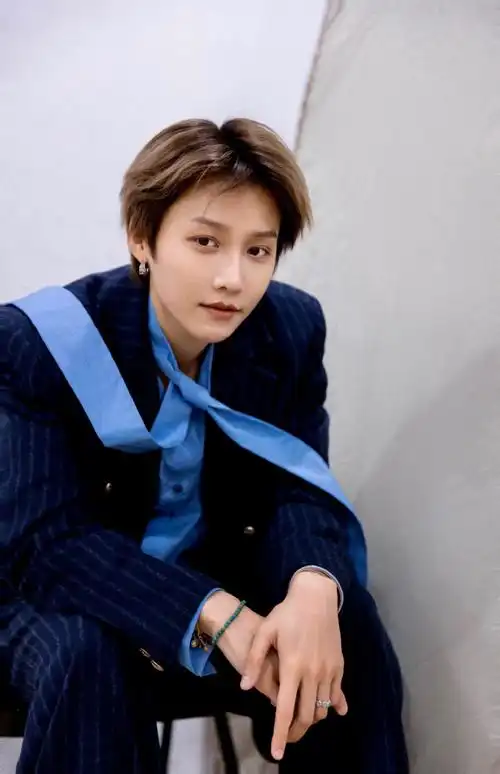 刘雨昕最新look,工作照拍出海军风时尚大片的感觉,英气美女穿廓形西装