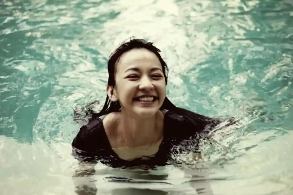 今日焦点:陈意涵|孕妈陈意涵素颜游泳皮肤超好,水下"豪饮"俏皮,尽显好