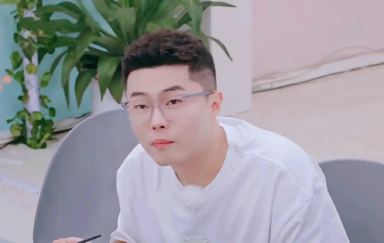 亚洲第一男子天团 #德云社周九良 #眼镜杀 #哎呀好身材  - 抖音