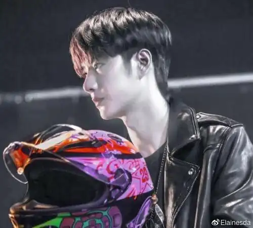 王一博关于29号头盔酷盖偏爱各种厉害车手的联名款而已