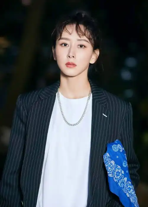 胡静西装写真曝光 简单干练酷飒十足