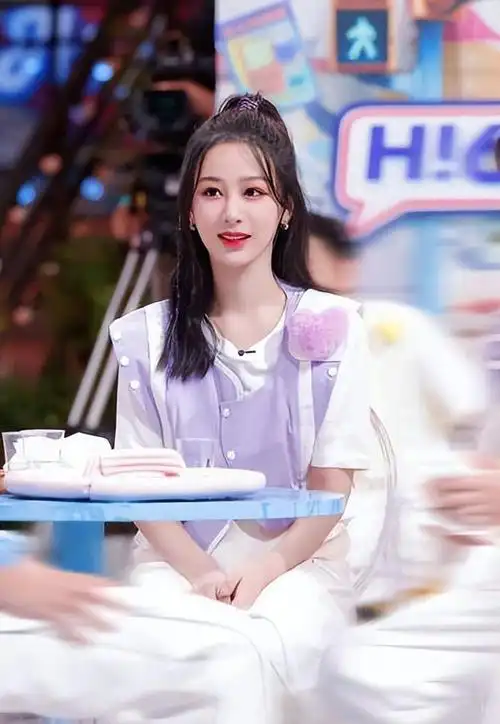 女星童年大公开赵露思网红脸欧阳娜娜软萌杨紫太普通