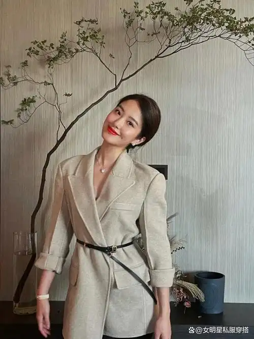 20套杨采钰穿搭合辑,早春这么穿,真美!