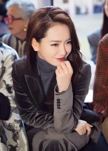 戚薇亮相米兰时装周 西装女王帅气温柔