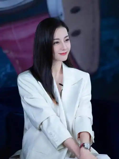 迪丽热巴这种明艳气质的女明星,穿上白西装不仅干练十足,而且还自带