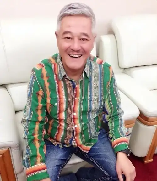 64岁赵本山身体状况堪忧,头发全白超憔悴,眼睛难睁开直播间睡着