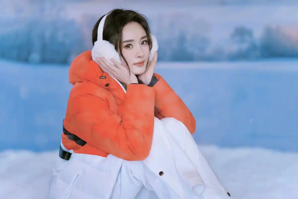 fila代言人@杨幂 优雅现身#fila极光滑雪秀 化身"雪 - 抖音