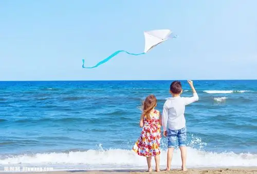 放风筝的兄妹俩