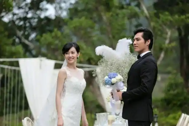 蓝正龙与周幼婷补办婚礼怀抱半岁女儿秀甜蜜