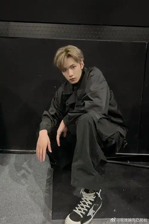 刘耀文晒全黑造型随拍照,是酷酷的侧颜优越的帅气男高奶文呀~#刘耀文