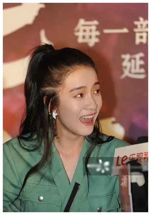 张雪迎放飞自我,发布会又打哈欠又露齿大笑,有点不忍直视!