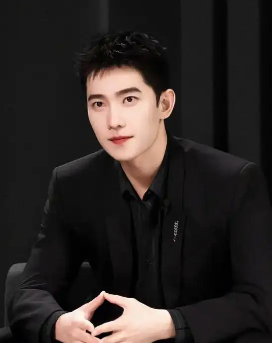 杨洋越来越油化,军艺校草实力退步严重!喝水都要装?